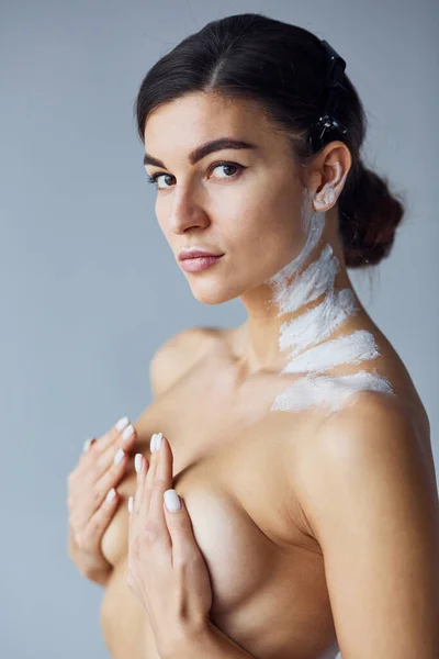 Nackte Frau Mit Farbe Hals Atelier Vor Weißem Hintergrund — Stockfoto