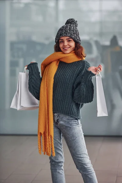 Uśmiechnięta Szczęśliwa Piękna Wesoła Dziewczyna Żółtym Szaliku Ciepłych Ubraniach Stojących — Zdjęcie stockowe