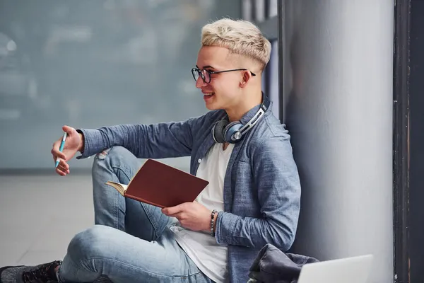 Giovane Ragazzo Hipster Seduto All Interno Vicino Sfondo Grigio Con — Foto Stock