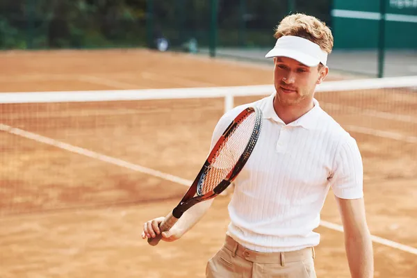 Jugador Tenis Joven Ropa Deportiva Está Cancha Aire Libre — Foto de Stock