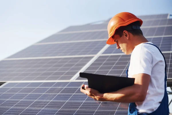 Staat Met Notitieblok Mannelijke Werker Blauw Uniform Buiten Met Zonne — Stockfoto