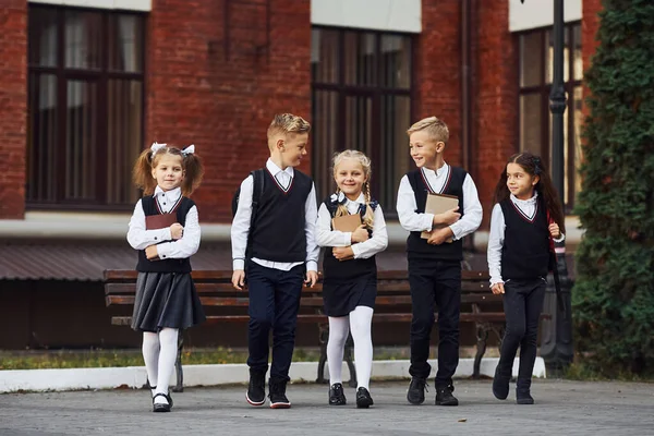 Grupo Crianças Uniforme Escolar Que Está Livre Juntos Perto Edifício — Fotografia de Stock