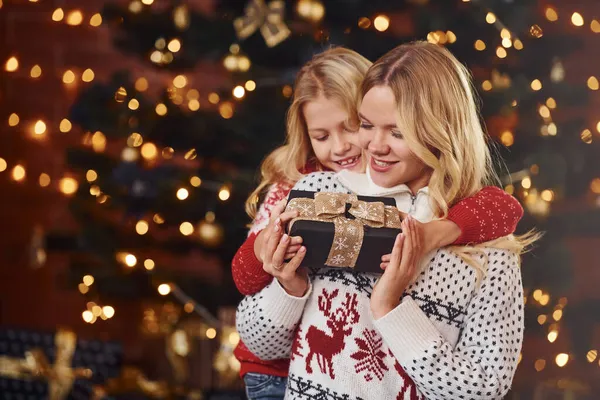 Madre Figlia Con Regali Che Celebrano Insieme Vacanze Natale — Foto Stock