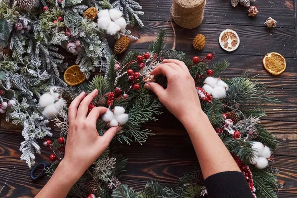 Hände Die Sich Ornamente Kümmern Blick Von Oben Auf Weihnachtliche — Stockfoto