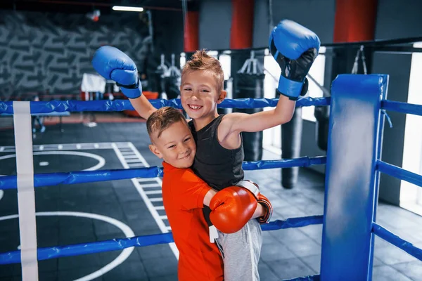 Retrato Dois Meninos Luvas Proteção Celebrando Vitória Ringue Boxe — Fotografia de Stock