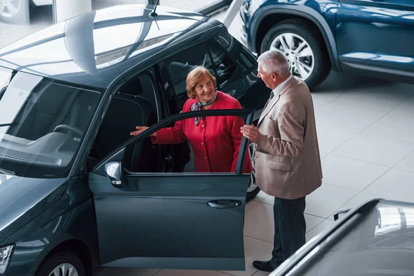 Älterer Mann Offizieller Kleidung Unterstützt Frau Bei Der Wahl Des — Stockfoto