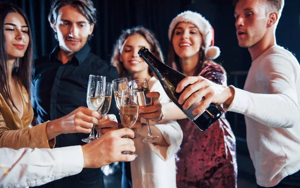 Verter Champán Grupo Amigos Alegres Celebrando Año Nuevo Interior Con —  Fotos de Stock