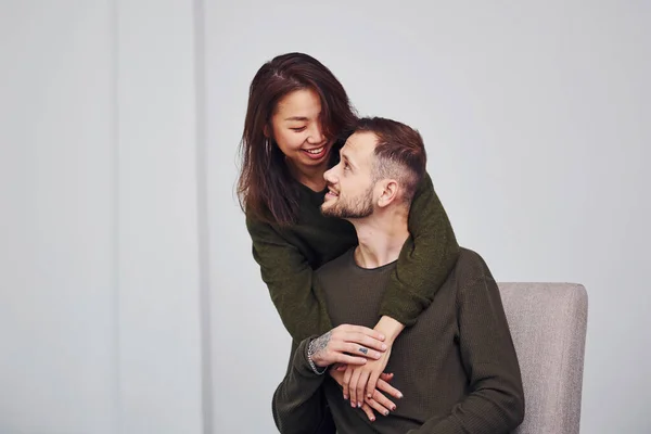 Glückliches Multiethnisches Paar Lässiger Kleidung Das Sich Drinnen Studio Umarmt — Stockfoto