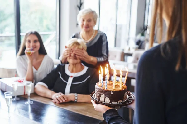 Mulher Sênior Com Família Amigos Comemorando Aniversário Dentro Casa — Fotografia de Stock