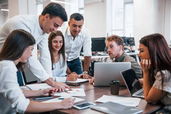 Jonge Zakenmensen Die Samenwerken Het Moderne Kantoor — Stockfoto