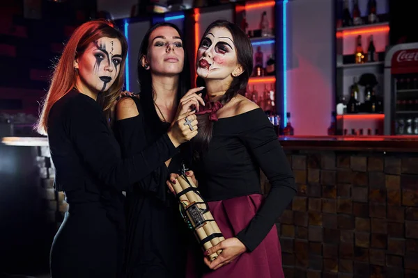3人の女性の友人は怖いメイクや衣装でテーマハロウィンパーティーにあります — ストック写真