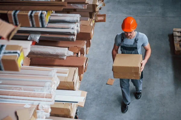 Bovenaanzicht Van Mannelijke Werknemer Magazijn Met Box Handen — Stockfoto