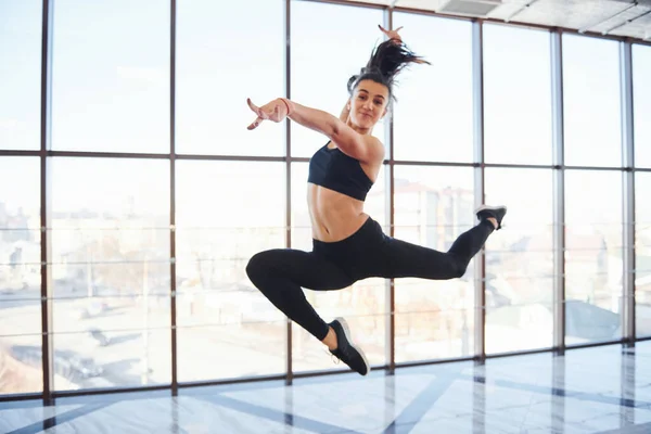 Young Sporty Woman Sportswear Jumping Doing Athletic Tricks Window Air — Stock Photo, Image