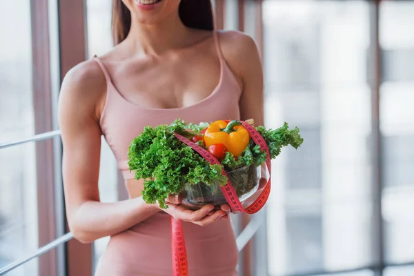 Meisje Sportieve Kleding Met Gezond Eten Handen Staat Binnen Buurt — Stockfoto