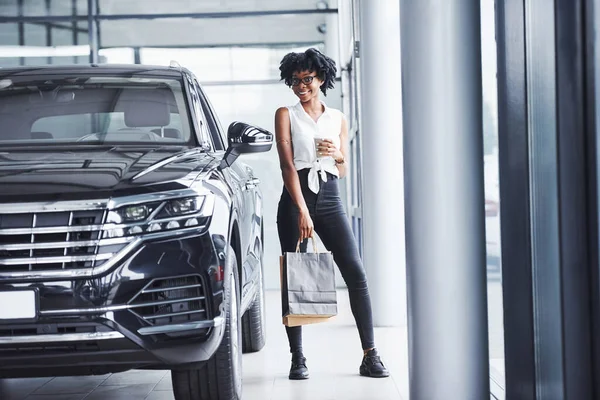 Ung Afrikansk Amerikansk Kvinna Glasögon Står Bil Salong Nära Fordonet — Stockfoto