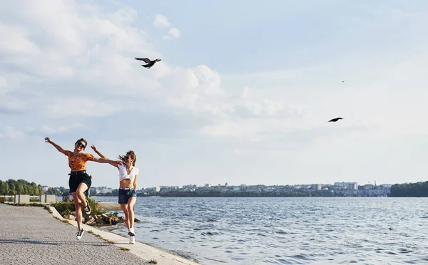 Vogels Vliegen Lucht Twee Vriendinnen Rennen Vermaken Zich Overdag Aan — Stockfoto