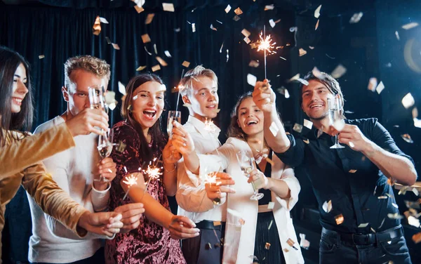 Diverto Con Scintille Confetti Volo Gruppo Amici Allegri Che Festeggiano — Foto Stock