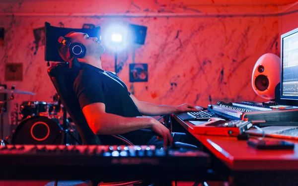 Guy Tem Emprego Com Projeto Mixagem Música Dentro Casa Estúdio — Fotografia de Stock