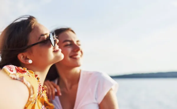 Selfie Two Smiling Girls Outdoors Have Good Weekend Together Sunny — Stock Photo, Image