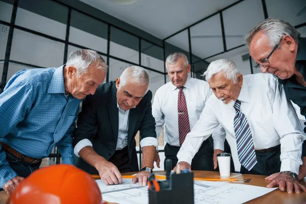 Starý Tým Starších Podnikatelů Architekti Pracuje Plánem Kanceláři — Stock fotografie