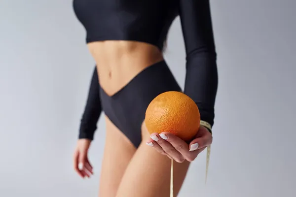 Nahaufnahme Einer Sportlichen Frau Mit Orange Und Maßband Studio — Stockfoto