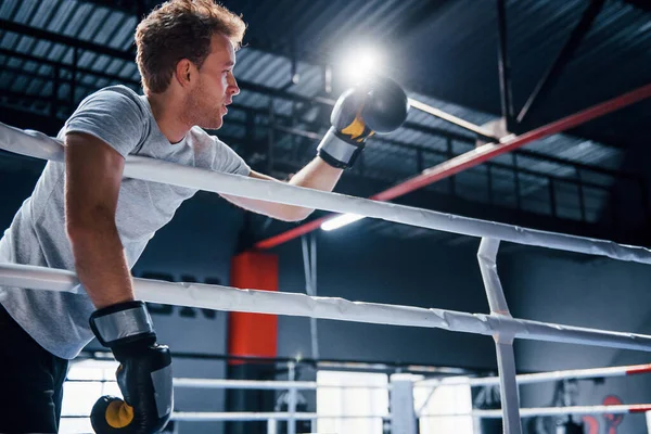 Jovem Cansado Camisa Branca Luvas Protetoras Apoiadas Nós Anel Boxe — Fotografia de Stock