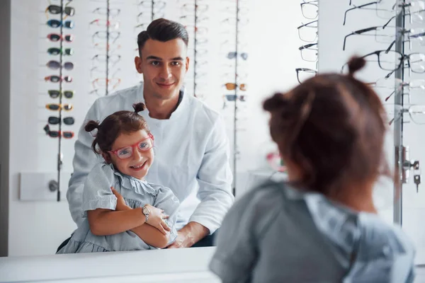 Joven Pediatra Con Abrigo Blanco Ayuda Conseguir Nuevas Gafas Para —  Fotos de Stock