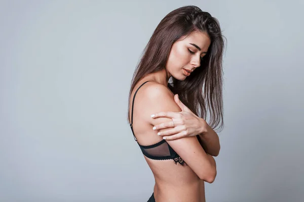 Stüdyoda Gri Arka Planda Duran Siyah Çamaşırlı Seksi Kadın — Stok fotoğraf