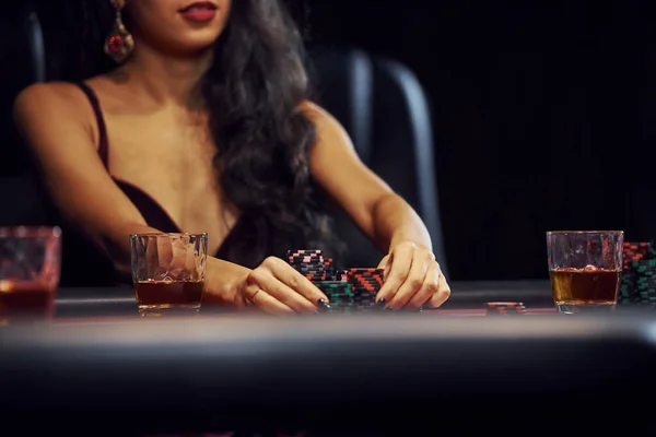 Женщина Элегантной Одежде Сидит Кассино Столом Играет Покер — стоковое фото