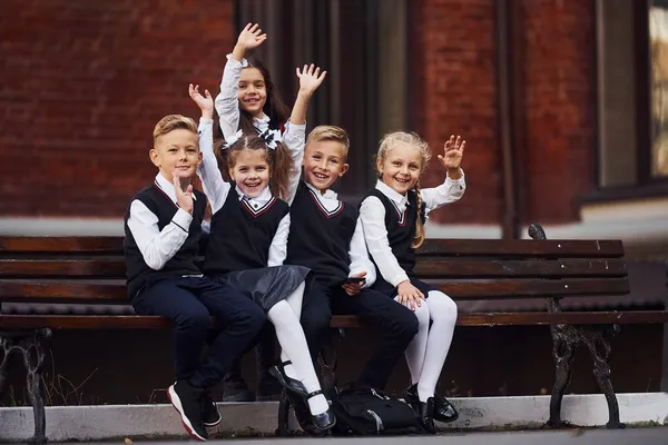 Skupina Dětí Školní Uniformě Která Spolu Venku Blízkosti Budovy Vzdělávání — Stock fotografie