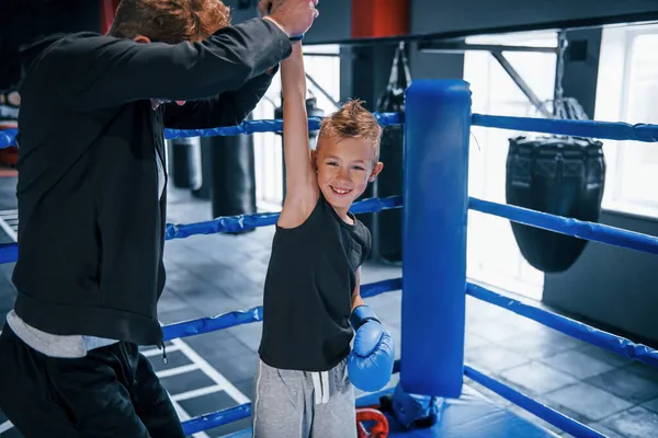 Treinador Boxe Ringue Com Menino Celebrando Vitória Juntos — Fotografia de Stock