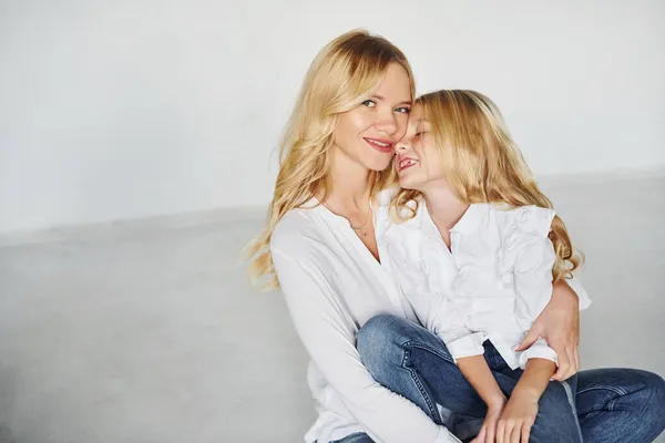 Mutter Mit Ihrer Tochter Haben Spaß Zusammen Studio Mit Weißem — Stockfoto