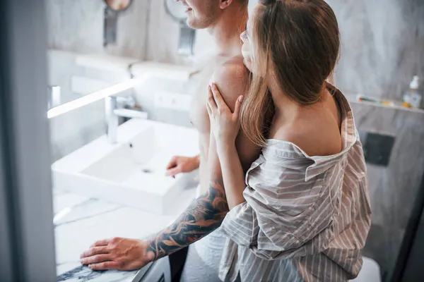 Jovem Casal Juntos Banheiro Hora Manhã — Fotografia de Stock