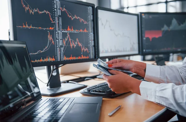 Close View Woman Hands Holds Money Monitors Graphs — Stock Photo, Image