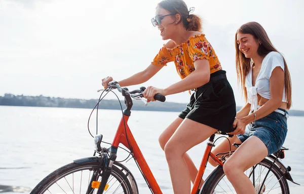 Twee Vriendinnen Fiets Hebben Plezier Aan Het Strand Bij Het — Stockfoto