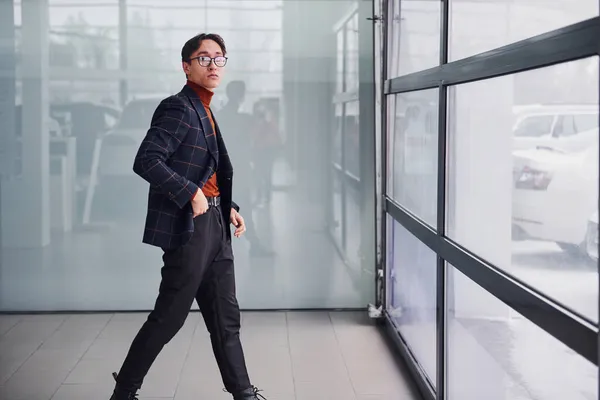 Lüks Takım Elbiseli Genç Adamı Resmi Kıyafetler Ofiste — Stok fotoğraf