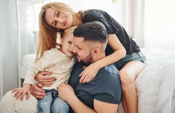 Giovane Coppia Sposata Con Loro Giovane Figlio Hanno Tempo Libero — Foto Stock