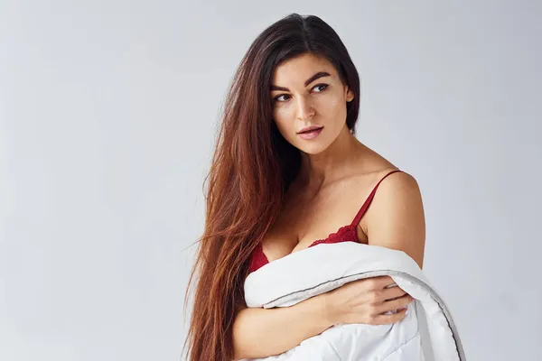Frau Bedeckt Ihren Körper Mit Handtuch Studio Vor Weißem Hintergrund — Stockfoto
