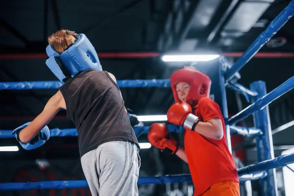 Dois Meninos Equipamentos Proteção Têm Sparring Luta Ringue Boxe — Fotografia de Stock