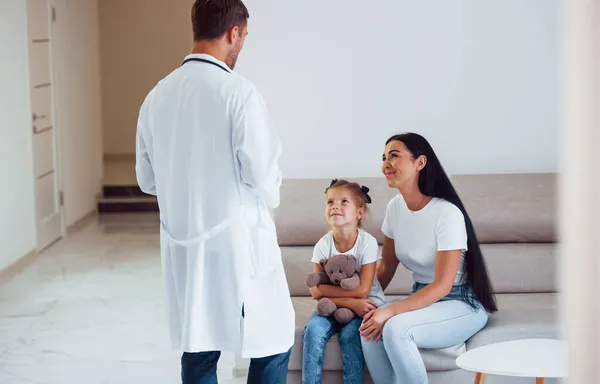 Moeder Met Haar Schattige Dochter Bezoek Kliniek Luisteren Naar Dokter — Stockfoto