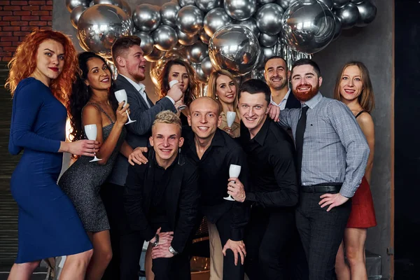 Pessoas Roupas Elegantes Com Bebidas Nas Mãos Juntos Celebrando Feriados — Fotografia de Stock