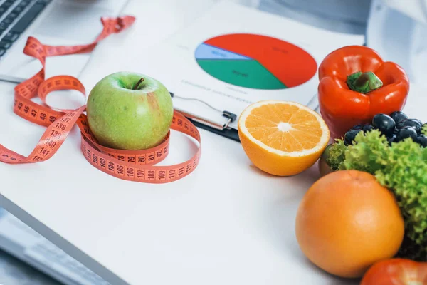 Fruit Liggend Tafel Met Maatlint Begrip Gezondheidszorg — Stockfoto