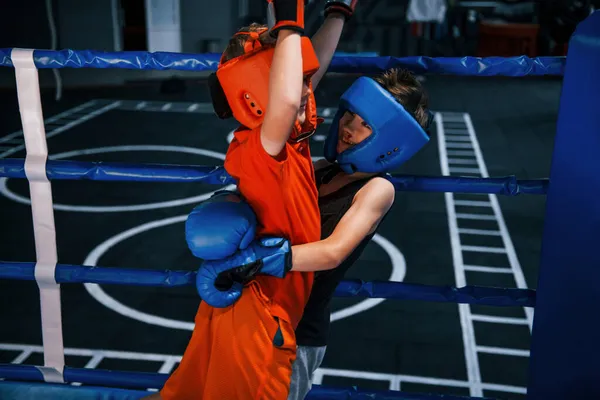 Retrato Dois Meninos Luvas Proteção Celebrando Vitória Ringue Boxe — Fotografia de Stock