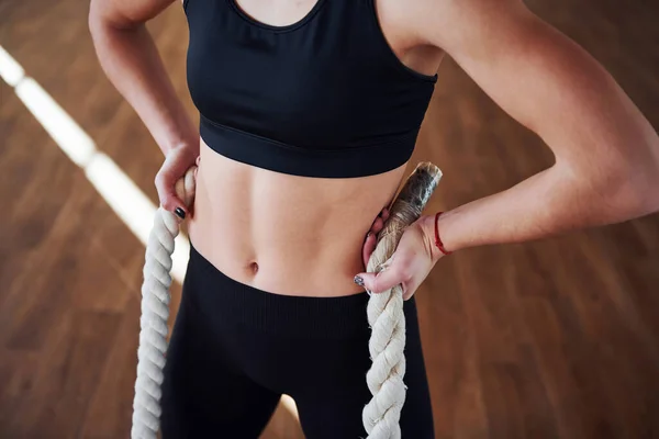 Närbild Sportig Ung Kvinna Svarta Sportiga Kläder Som Står Med — Stockfoto