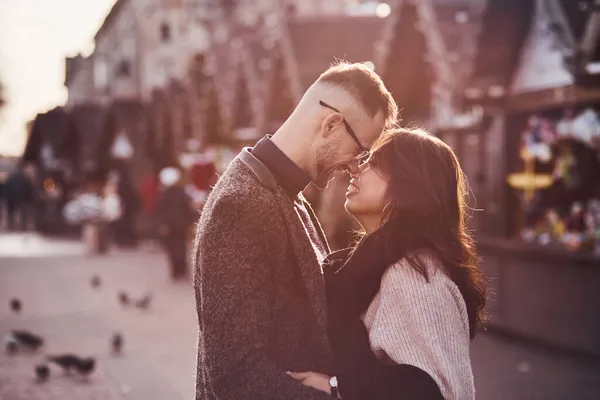 Belle Lumière Soleil Heureux Couple Multiracial Ensemble Extérieur Dans Ville — Photo