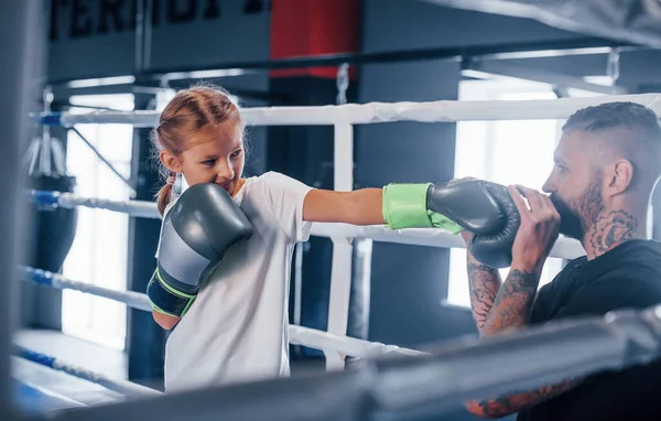 Lutar Uns Com Outros Ringue Boxe Jovem Tatuado Treinador Boxe — Fotografia de Stock