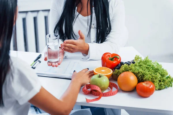 Vrouwelijke Voedingsdeskundige Geeft Advies Aan Patiënt Binnen Het Kantoor — Stockfoto