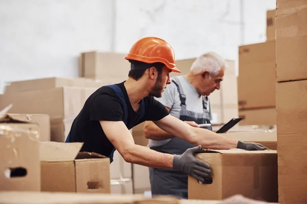 Jonge Oudere Magazijnmedewerkers Uniform Werken Samen Het Magazijn — Stockfoto