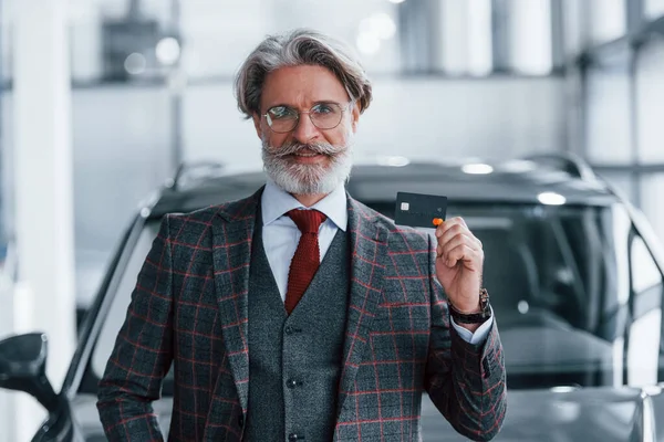 Hombre Con Pelo Gris Bigote Pie Contra Coche Moderno Interior — Foto de Stock