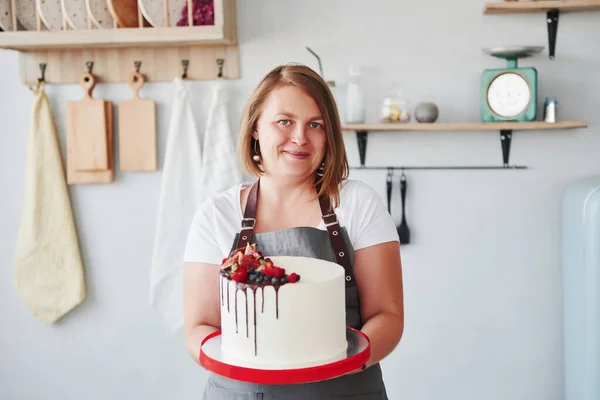 Frau Steht Mit Selbst Gebackenem Kuchen Der Hand Der Küche — Stockfoto
